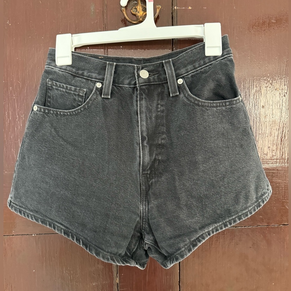 LEVIS high wasted mom shorts